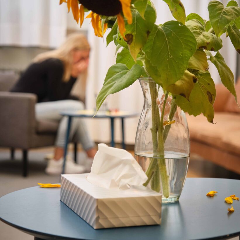 Ein Tisch mit einer Sonnenblume ist zu sehen.