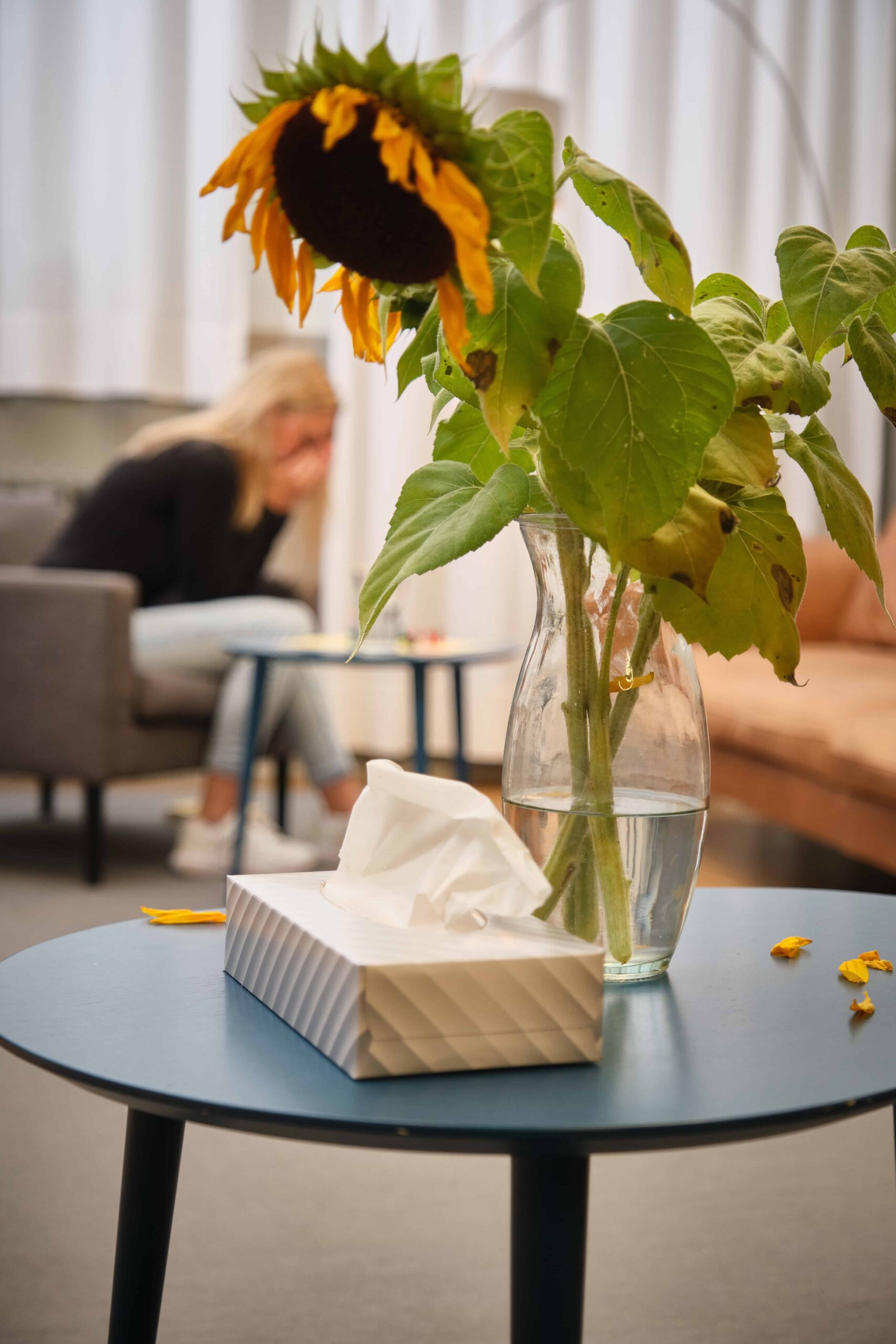 Ein Tisch mit einer Sonnenblume ist zu sehen.