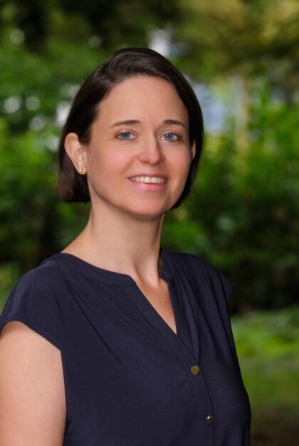 Frau Häcker ist im Profil zu sehen.