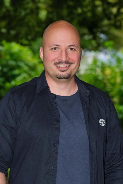 Herr Liebmann blickt freundlich in die Kamera.