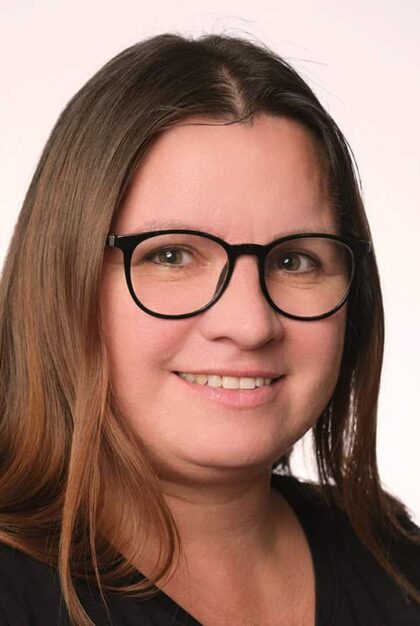 Frau Kerschensteiner lächelt in die Kamera.